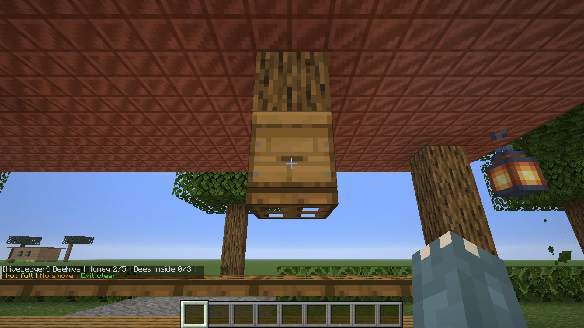 Thumbnail Real gameplay: a hive with 2/5 honey, 0/3 resident bees, no smoke and a clear exit. Inspection leaves the hive unchanged.