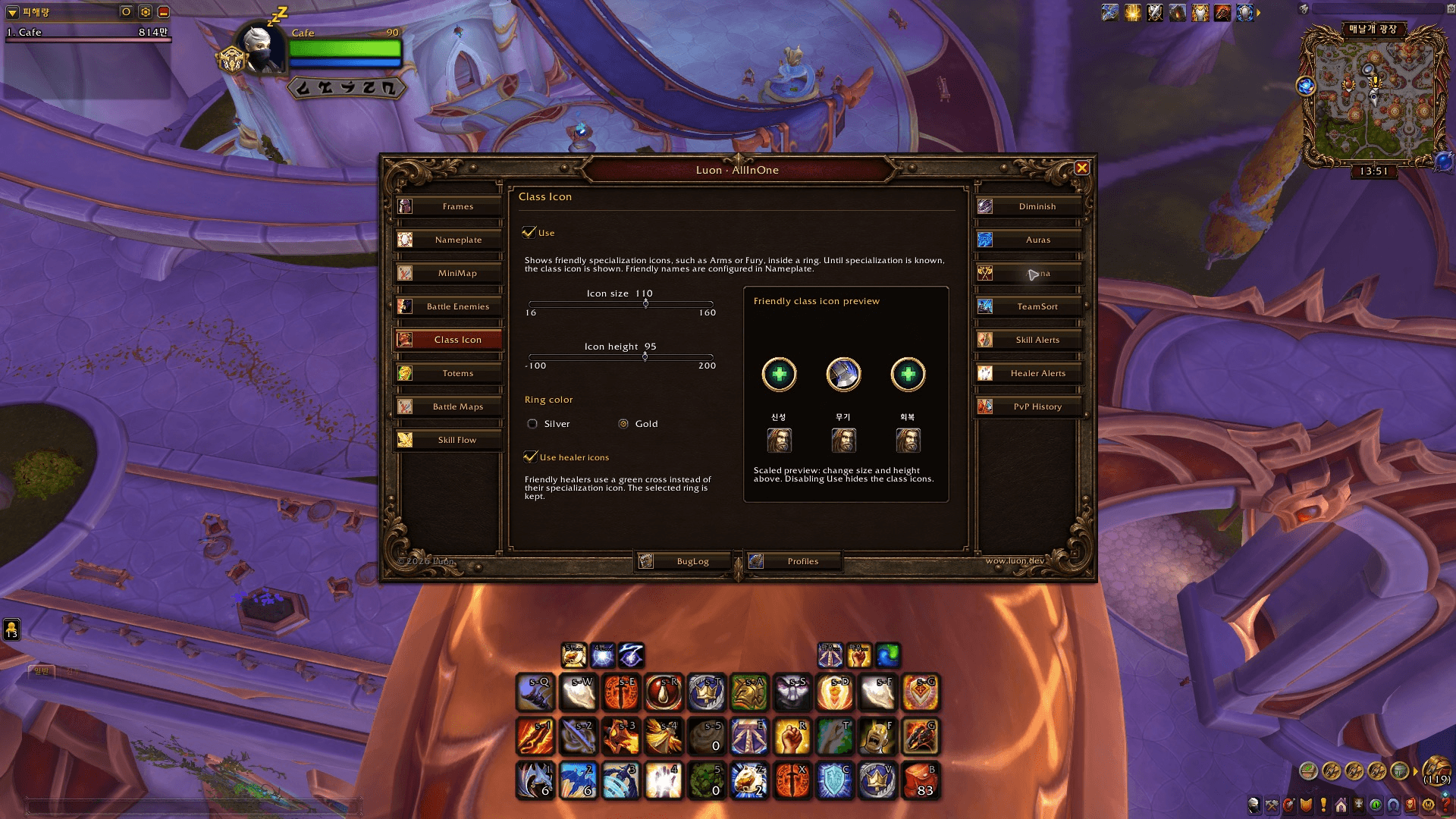 Thumbnail English addon settings with native WoW specialization icons, silver or gold rings and optional green-cross markers for friendly healers. Native game names follow the client language.