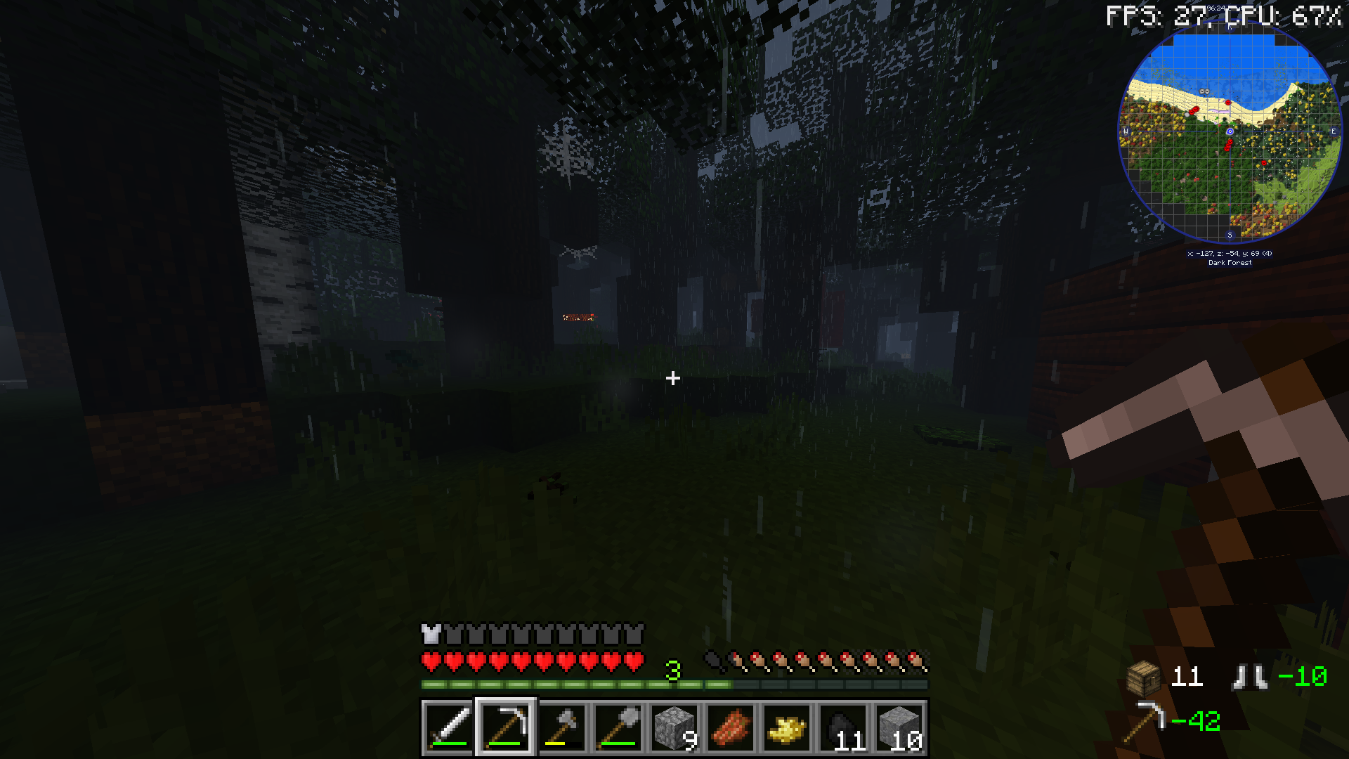 Minimap, item durability, a damage indicator, and new items on the ground are all visible.