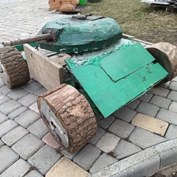 Little tank and car