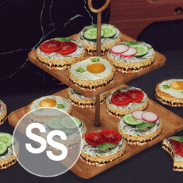 Crispbreads with egg, vegetables and cottage cheese